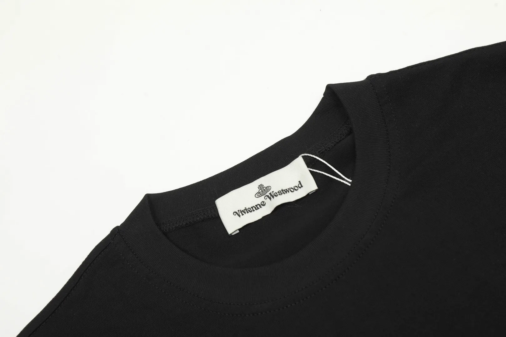 "Classic long sleeves" vivienne west wood Vivienne Saturn classic versatile long sleeves Simple and fashionable, very practical to wear inside and outside. The top hot model in 2024. No need to say more. Open the details directly. Correct accessories for the entire series. Every detail is completely restored. Straightforward to full. Size: s m l Color: black white gray